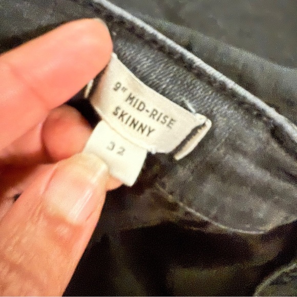 Madewell 9" Mid-Rise Skinny Jeans in Berkeley Black: Button-Through Edition - Picture 8 of 8